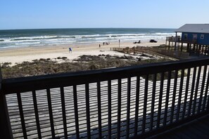 On the beach - Amazing 5-bedroom beachfront home waiting for your getaway, sleeps 16 (Surfside Beach)