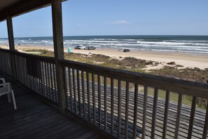 Property grounds - Amazing 5-bedroom beachfront home waiting for your getaway, sleeps 16 (Surfside Beach)
