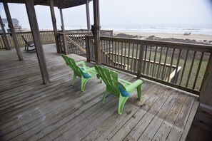 Property grounds - Amazing 5-bedroom beachfront home waiting for your getaway, sleeps 16 (Surfside Beach)