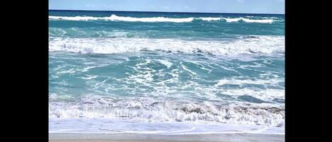 Beach nearby, sun loungers, beach towels