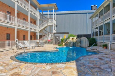 Just steps to everything Gruene!