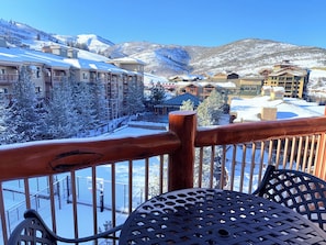 Outdoor dining - CANYONS VILLAGE SKI IN OUT - 1 bdrm condo, VIEWS, steam shower, steps to GONDOLA (Park City)