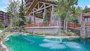 Piscine couverte, piscine extérieure