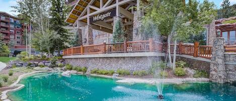 Piscine couverte, piscine extérieure