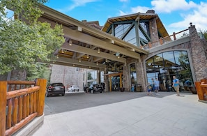 Exterior - CANYONS VILLAGE SKI IN OUT - 1 bdrm condo, VIEWS, steam shower, steps to GONDOLA (Park City)