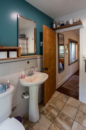 Tina con regadera, secadora de cabello, toallas, jabón 