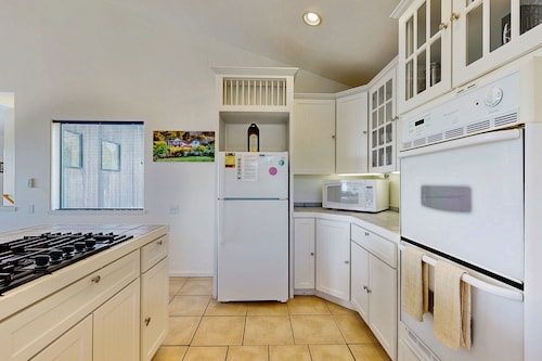 Ocean View Home w/ Private Hot Tub, Gas Fireplace, Lovely Decks & Shared Pools