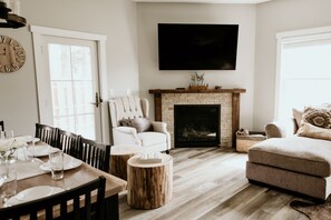 Una Smart TV, una chimenea, videojuegos, una videoteca
