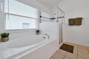 Badewanne, Haartrockner, Handtücher, Seife
