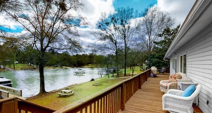 Lakefront Dog-Friendly Home w/Free WiFi, Furnished Deck, Lake Views, Central AC