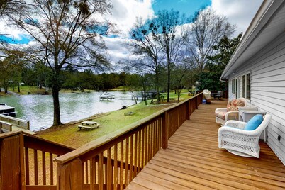 Lakefront Dog-Friendly Home w/Free WiFi, Furnished Deck, Lake Views, Central AC