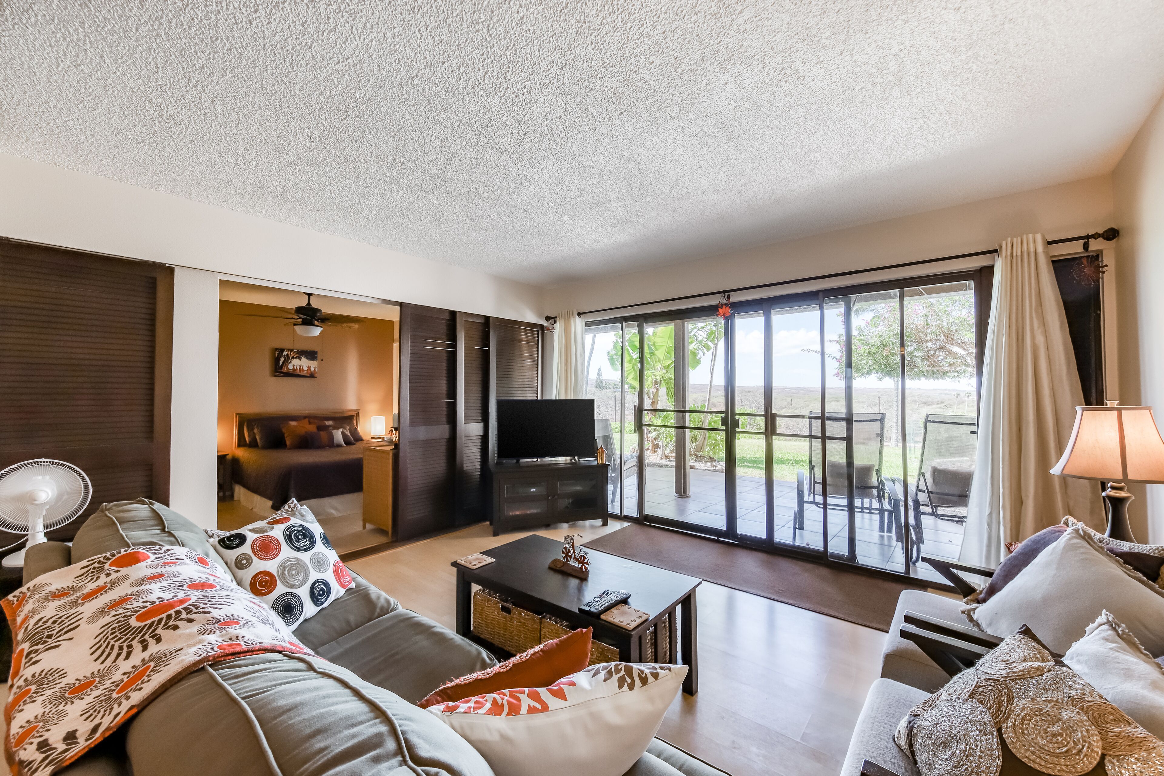 Ground-Floor Condo w/ Ocean View, Lanai, Shared Pool/Hot Tub - Walk to Beach