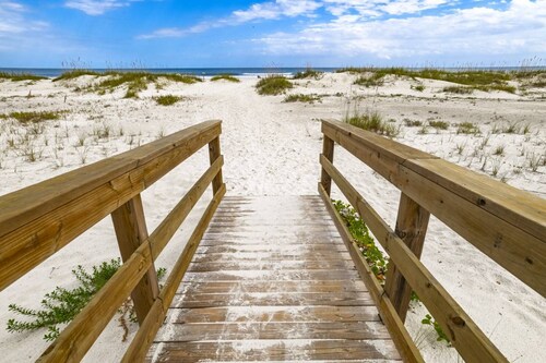 Looney Dunes - Ground Floor - 2 Bed 2 Bath - Condo STEPS From The Beach