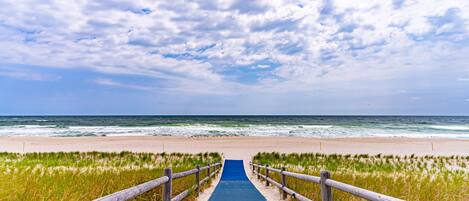 På stranden, liggestole, badehåndklæder