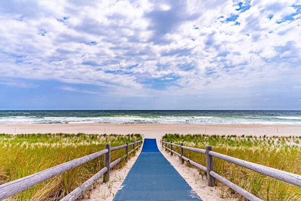 En la playa, camastros y toallas de playa 
