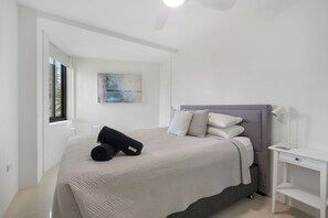 3 bedrooms, iron/ironing board, bed sheets - Tasman Towers 2 - PERFECT IN TOWN LOCATION (PORT MACQUARIE)