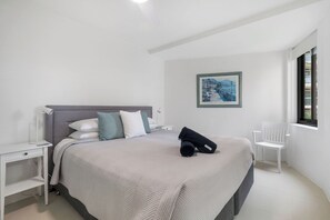 3 bedrooms, iron/ironing board, bed sheets