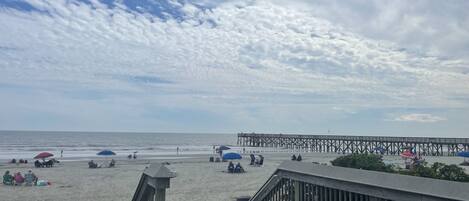 Beach nearby, sun-loungers, beach towels