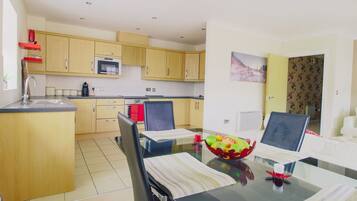 Kühlschrank, Mikrowelle, Geschirrspüler