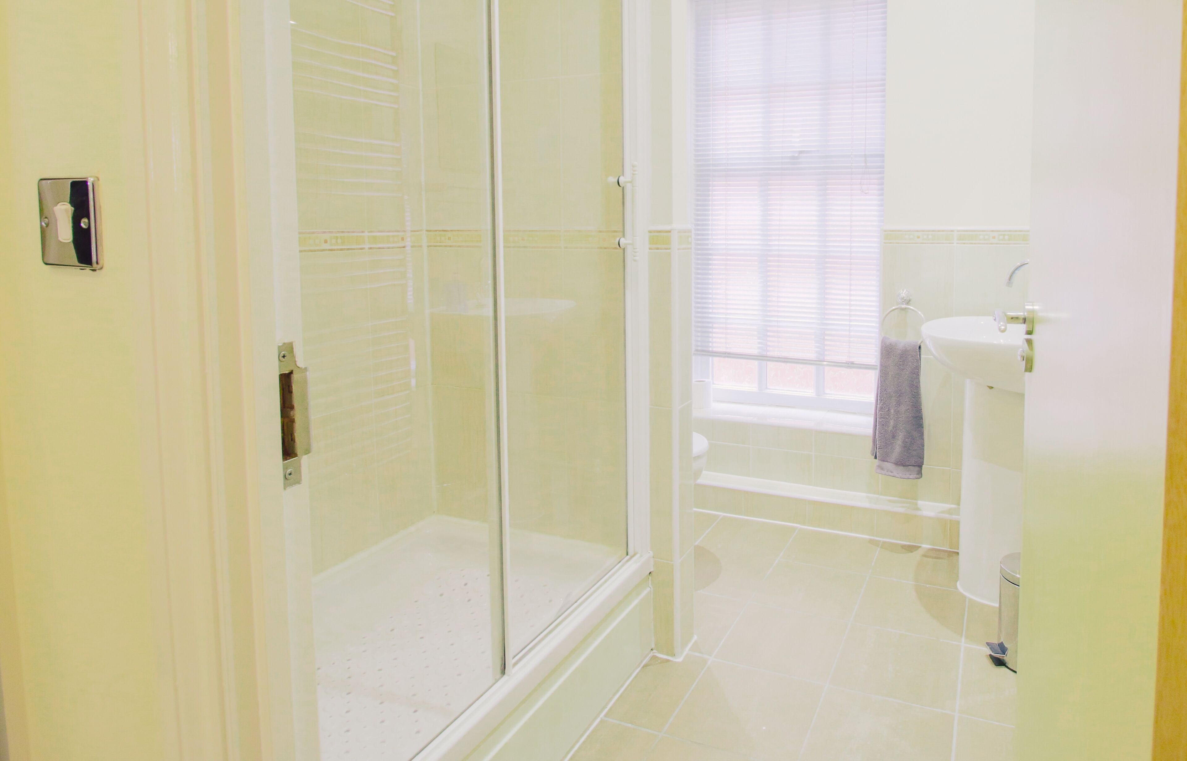 Combined shower/tub, towels, soap, toilet paper