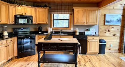 Mountainside cabin minutes from Helen, downtown Clarkesville and Yonah Mountain.