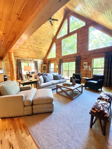 Mountainside cabin minutes from Helen, downtown Clarkesville and Yonah Mountain.