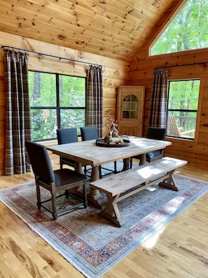 Dining - Mountainside cabin minutes from Helen, downtown Clarkesville and Yonah Mountain. (Clarkesville)