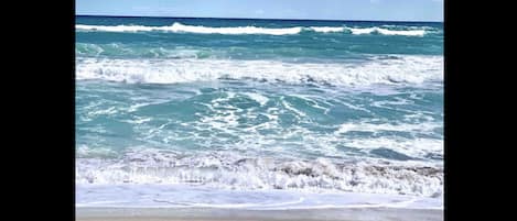 Una playa cerca, sillas reclinables de playa, toallas de playa
