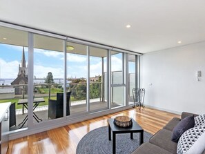 Smart TV, books - Ocean Breeze Apartment Portland (Portland)