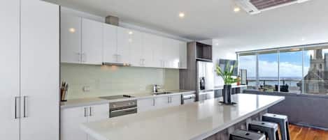 Jääkaappi, mikroaaltouuni, uuni, liesi