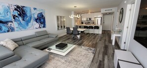 Smart TV - AMAZING 2BR 2BA NEWLY RENO BEACHFRONT APT W/BEACH VIEW (Hollywood)