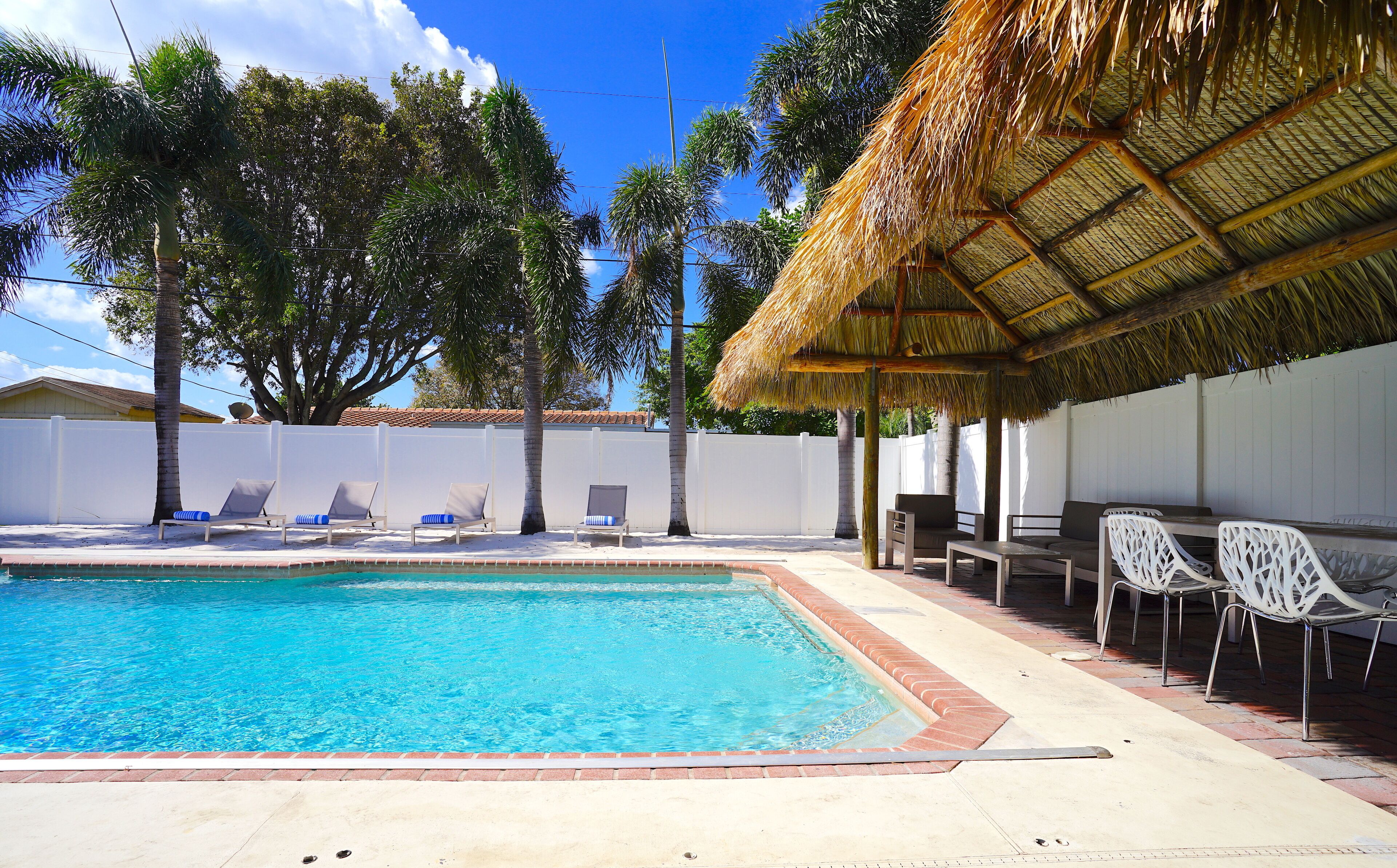 RENT LUXE VACATION HOMES 5 STAR 4 BED + HEATED POOL WALK TO BEACH!