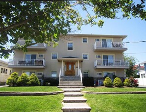 Exterior - 2 blocks to the beach- pet friendly with parking! (Asbury Park)