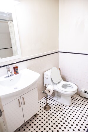 Combined shower/bathtub, towels - 2 blocks to the beach- pet friendly with parking! (Asbury Park)
