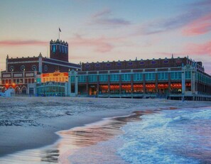 Beach - 2 blocks to the beach- pet friendly with parking! (Asbury Park)