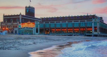 2 blocks to the beach- pet friendly with parking!