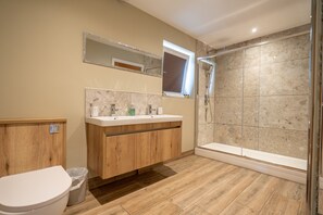 Cabaña | Baño | Ducha y bañera combinadas y bañera profunda