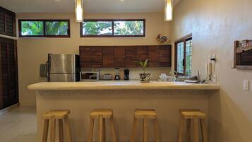 Réfrigérateur, micro-ondes, four, cafetiÚre/bouilloire