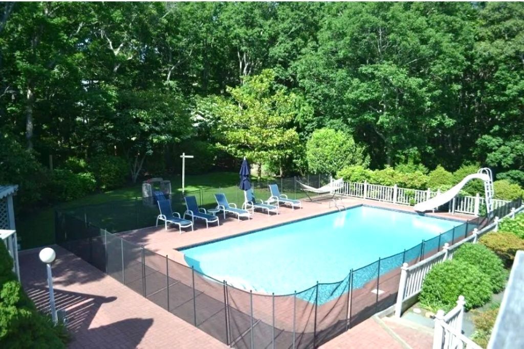 Huge private house, IG heated pool, fire pit, sleeps 10, 5 bath,Walk to Gurneys!