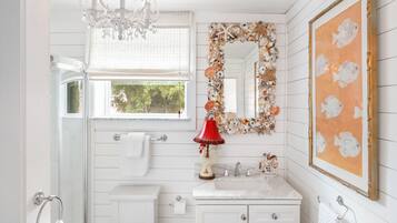 Regadera, toallas, papel de baño