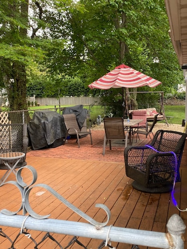 Room for rent in safe house surrounded by nature  w/ private beach 8 min away!