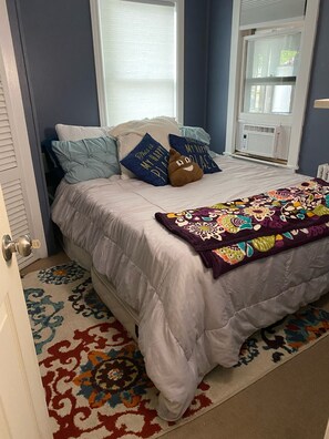 3 habitaciones, tabla de planchar con plancha, wifi y ropa de cama 