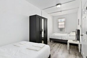 2 عدّة غرف نوم ومكواة/لوح كي وواي فاي وملاءات أسرّة