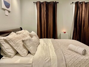 2 عدّة غرف نوم ومكواة/لوح كي وواي فاي وملاءات أسرّة