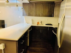 ميكروويف، غسالة أطباق، ماكينة لصنع القهوة/الشاي