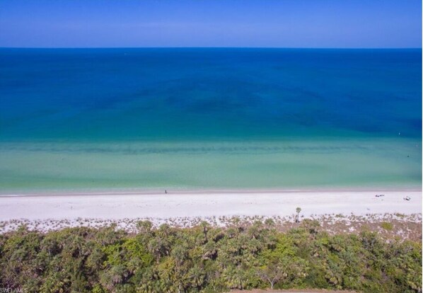 En la playa, camastros y toallas de playa 