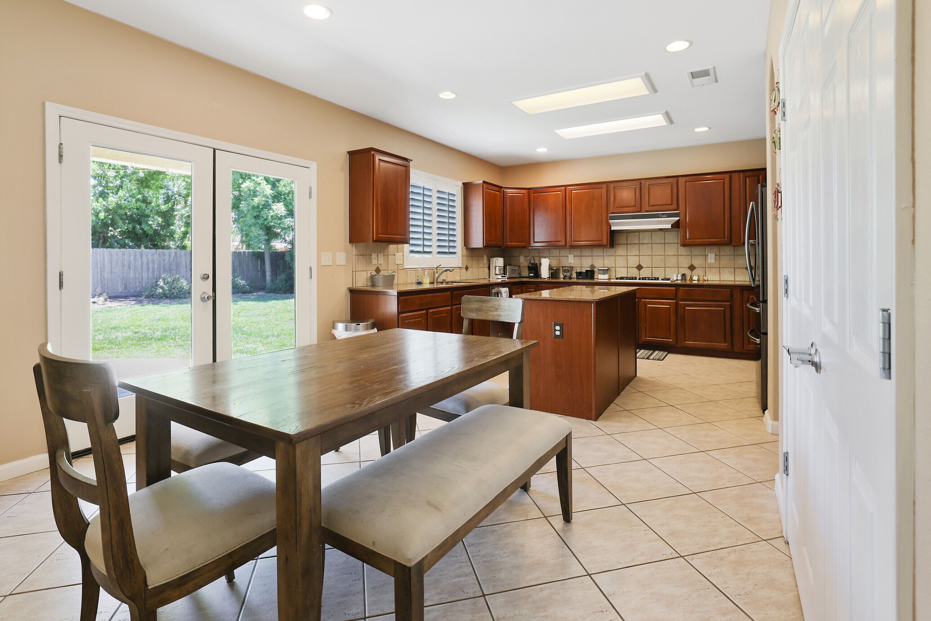 冰箱、微波炉、烤箱、炉灶