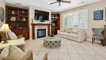 Een smart-tv, een open haard, een dvd-speler en een kantoor