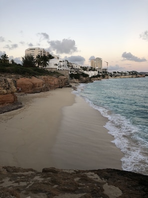 Plage, chaises longues, serviettes de plage