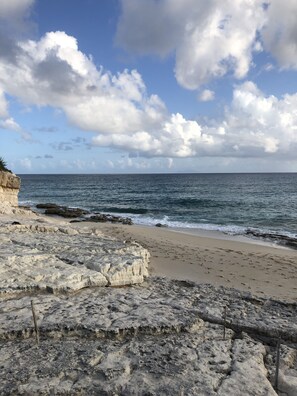 Plage, chaises longues, serviettes de plage